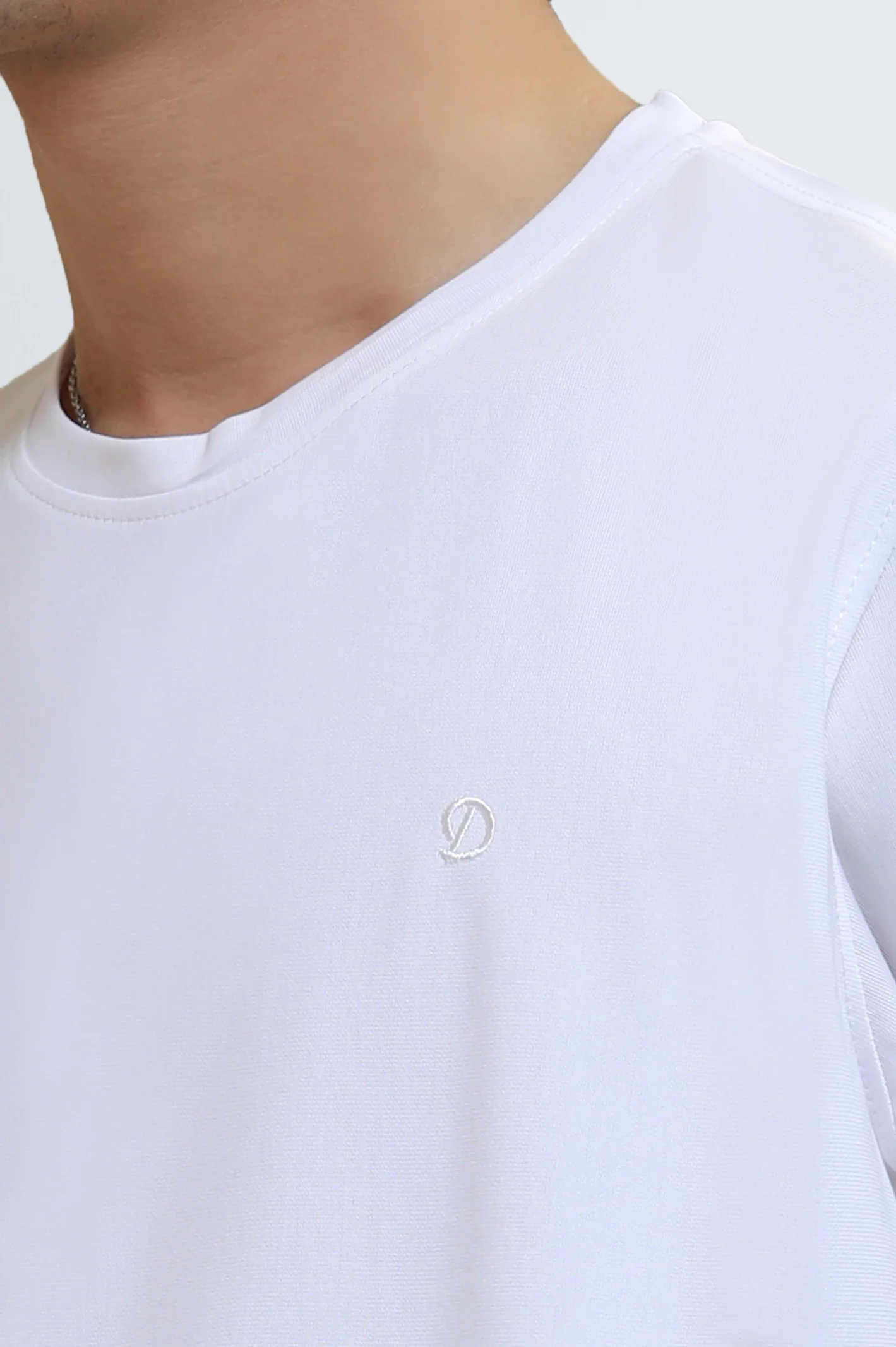 White Basic Crew Neck T-Shirt - Image 3