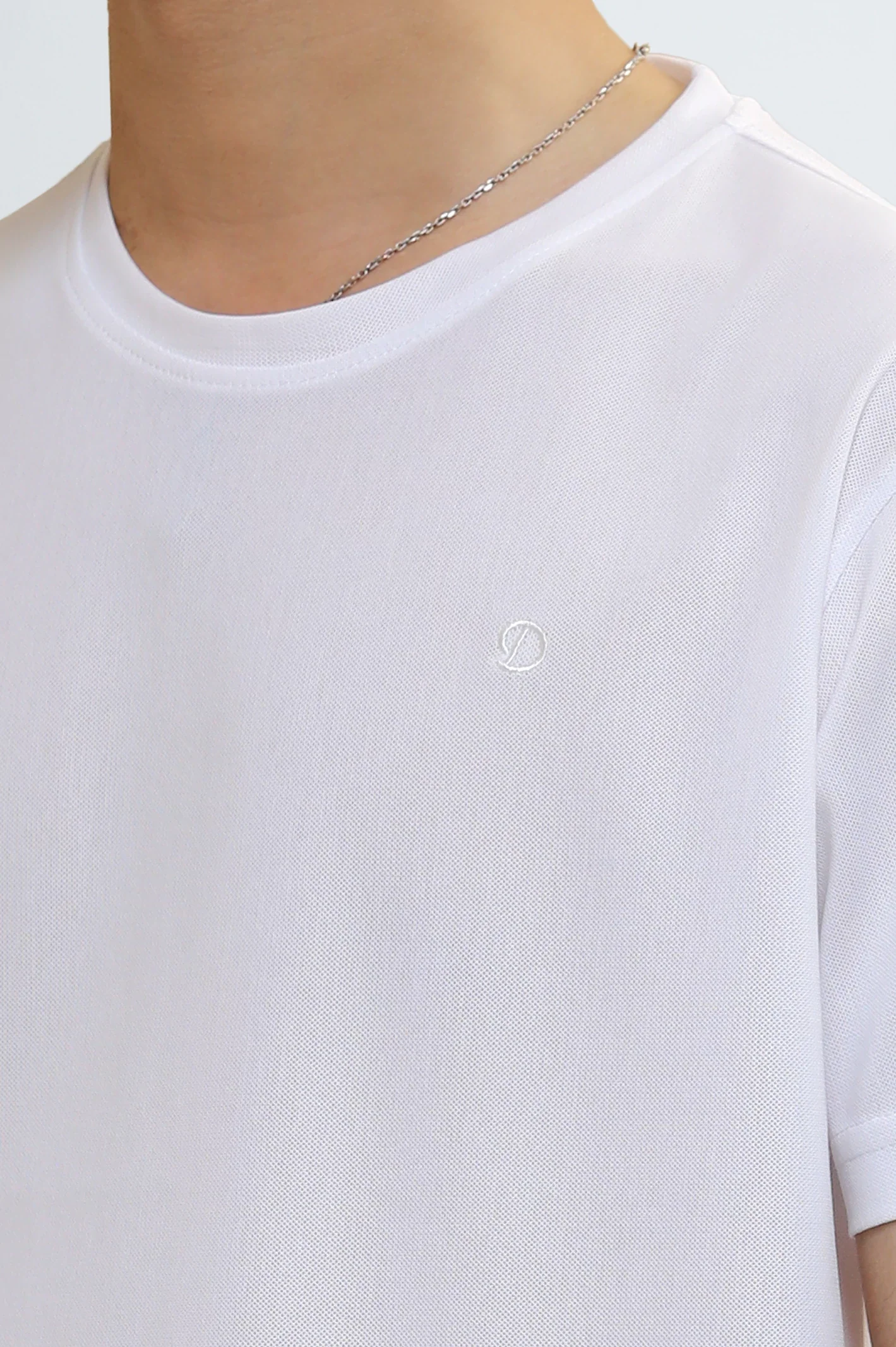 White Basic Crew Neck T-Shirt - Image 3