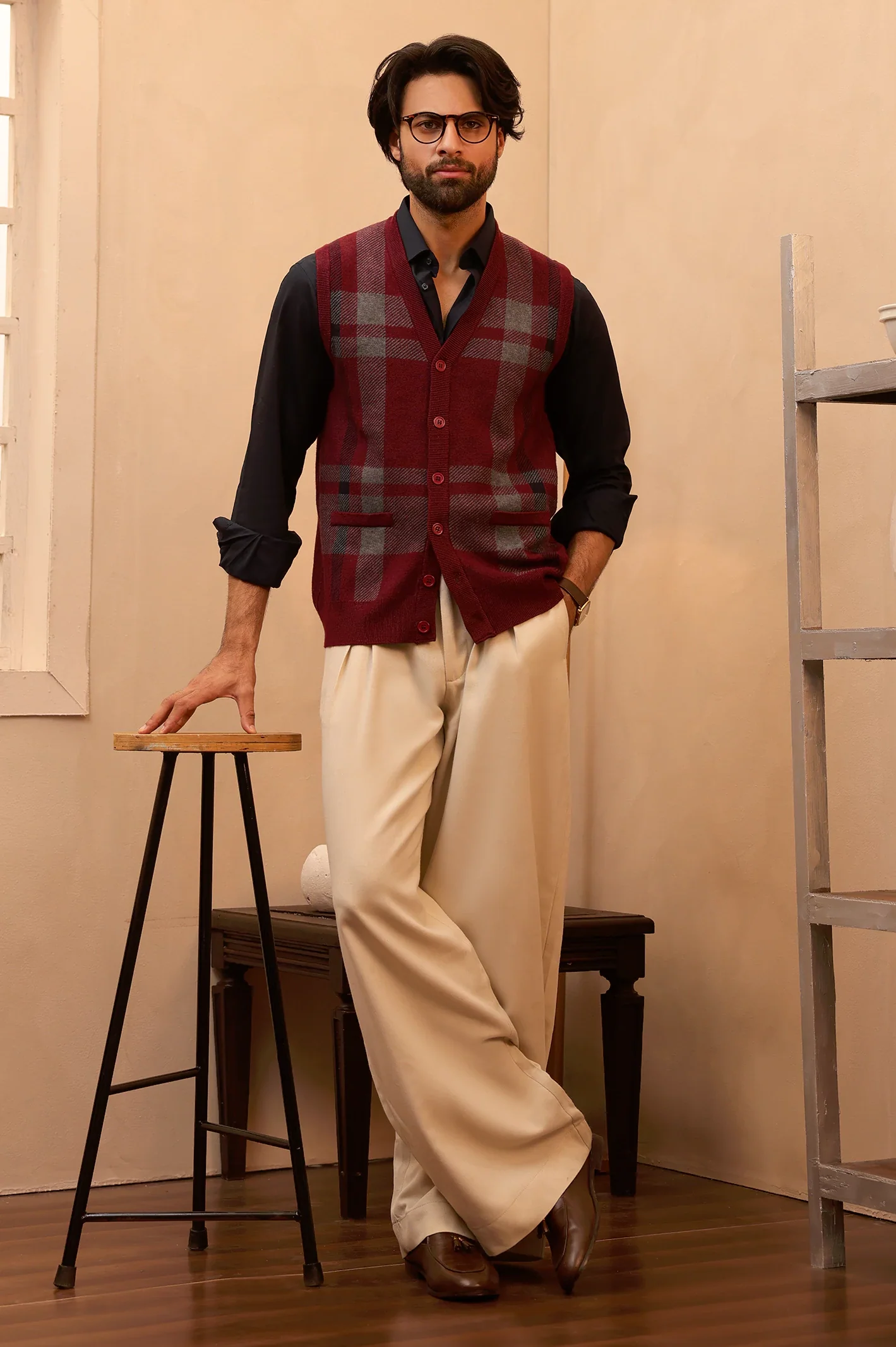 Men Maroon Sleeveless Cardigan - Image 2
